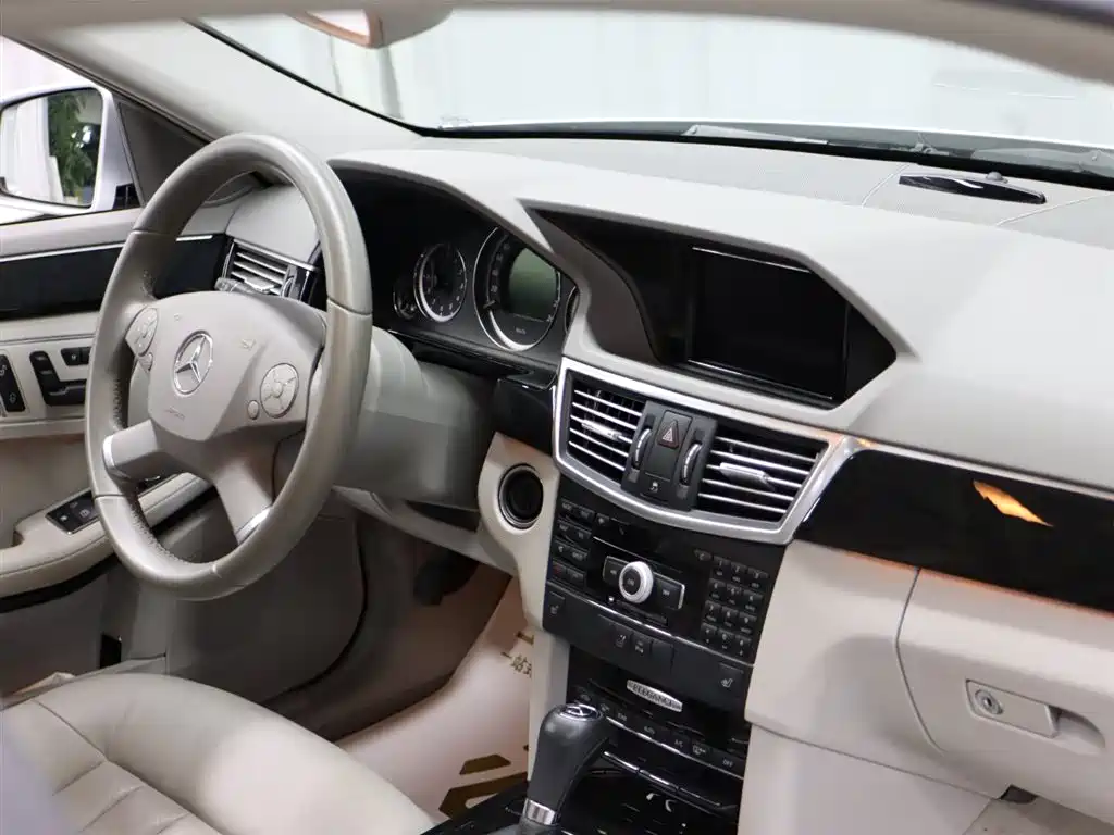 Mercedes-Benz E-Class 2010 — фото 17