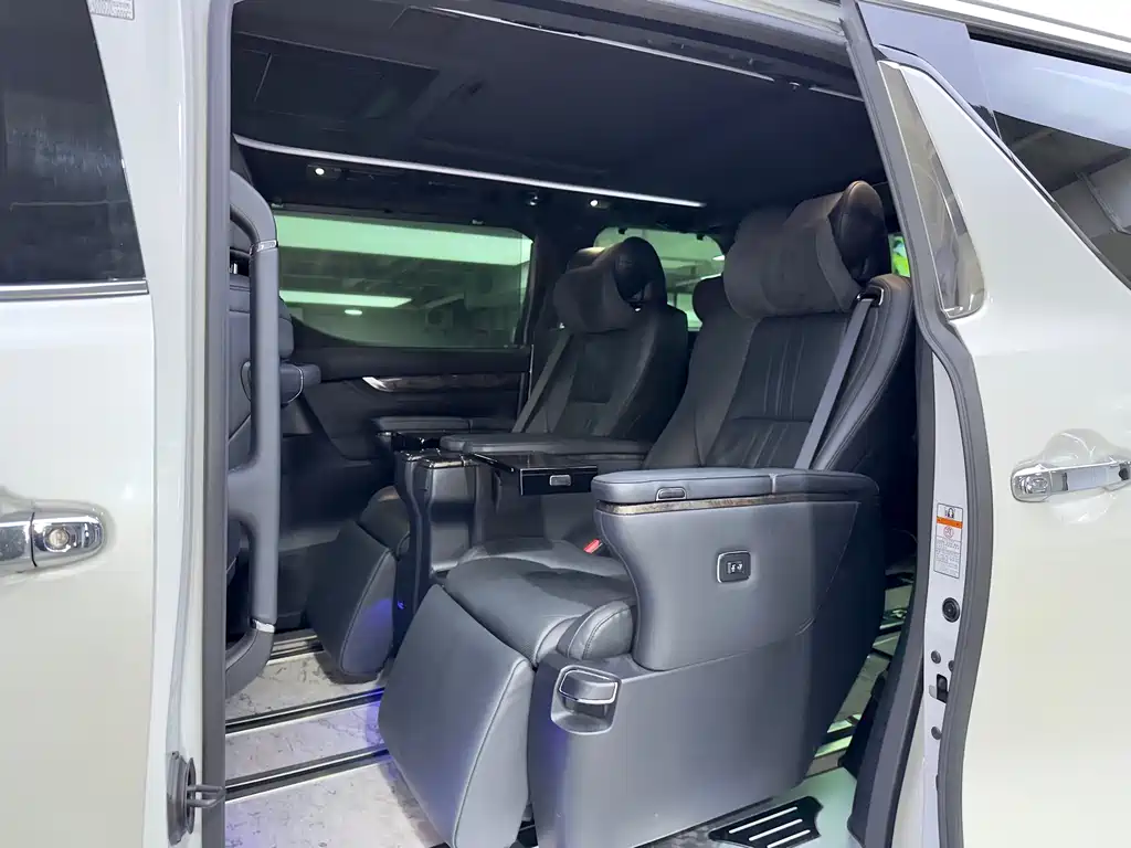 Toyota Alphard 2022 — фото 17