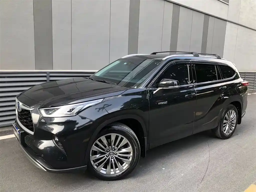 Toyota Highlander 2022 — фото 1