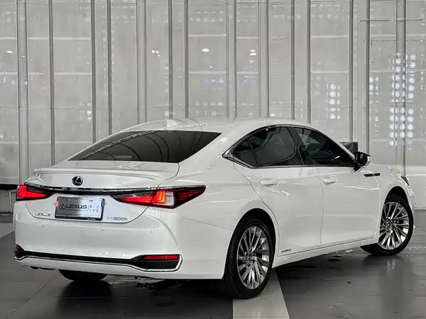 Lexus ES 2022