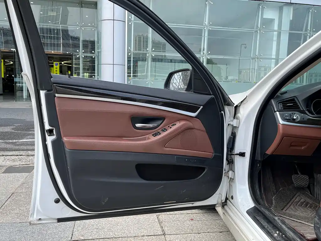 BMW 5 Series 2017 — фото 13