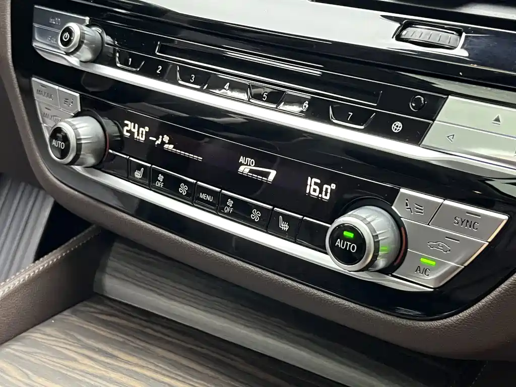 BMW 5 Series 2018 — фото 24