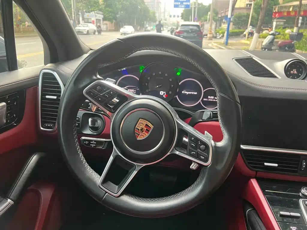 Porsche Cayenne 2018 — фото 29