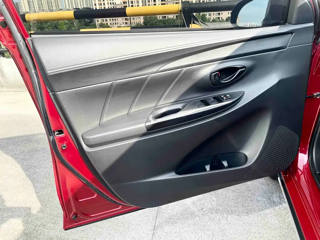 Toyota Yaris L 2022 — фото 8