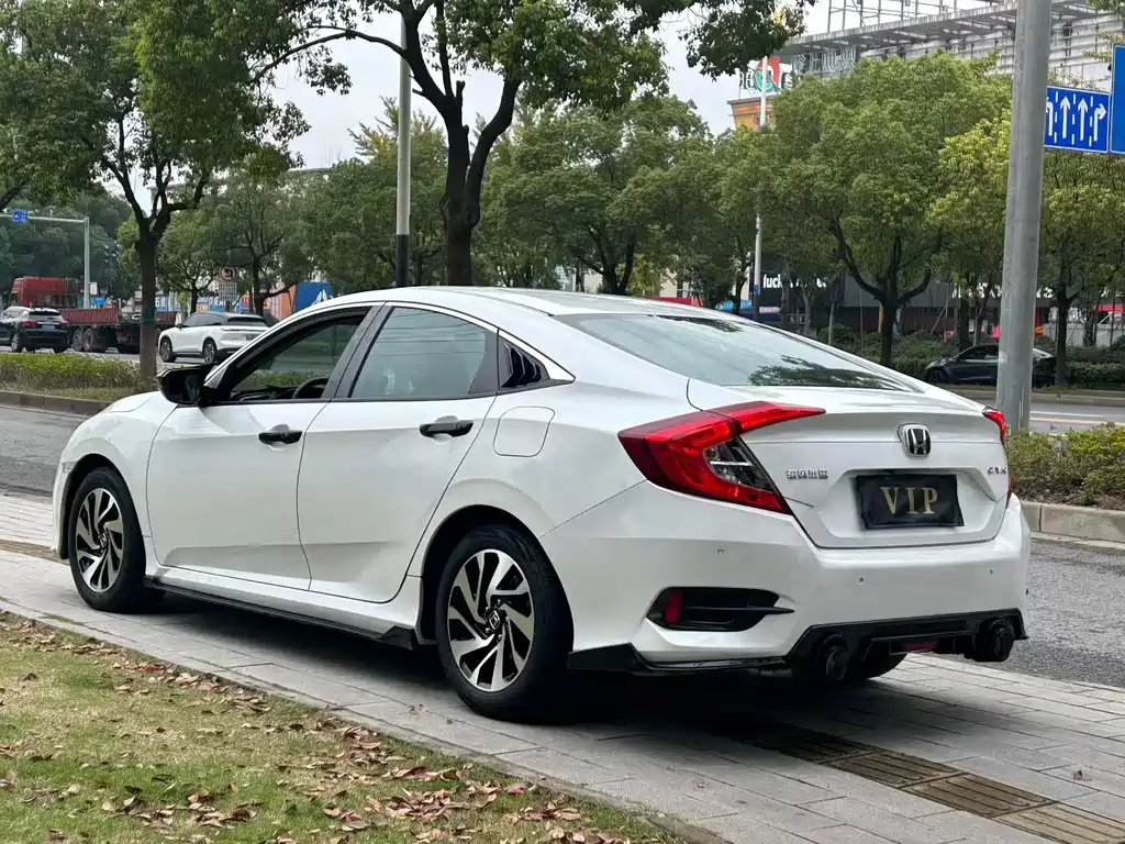 Honda Civic 2018 — фото 7