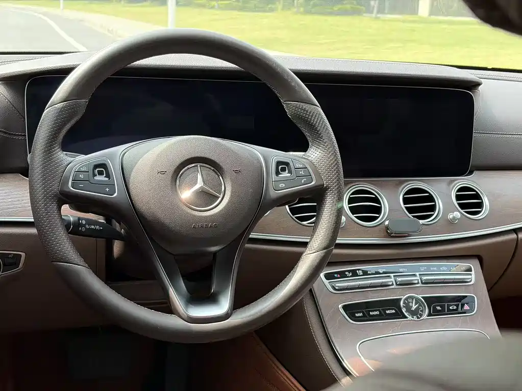 Mercedes-Benz E-Class 2018 — фото 15