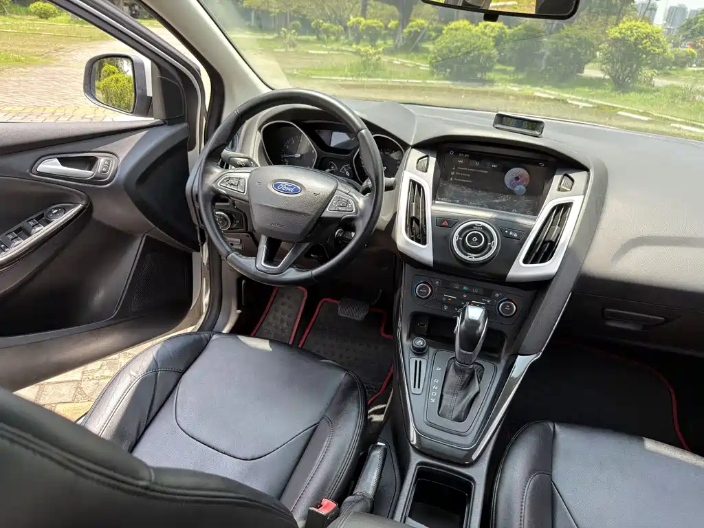 Ford Focus 2015 — фото 11