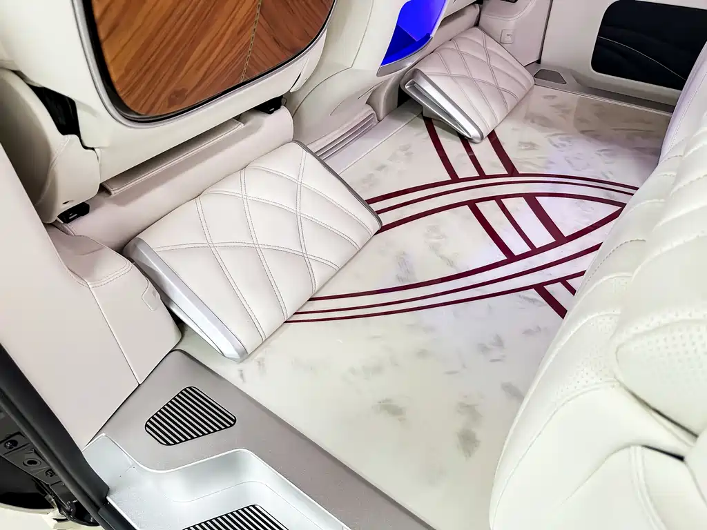 Mercedes-Benz V-Class 2022 — фото 13