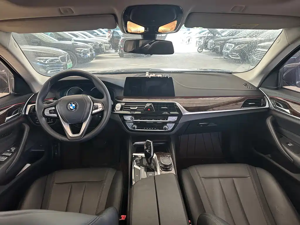 BMW 5 Series 2018 — фото 24