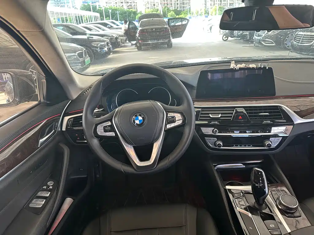 BMW 5 Series 2018 — фото 25