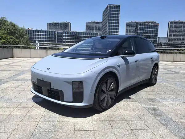 Li Auto i8 2025