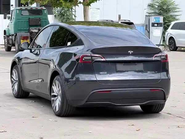 Tesla Model Y 2025