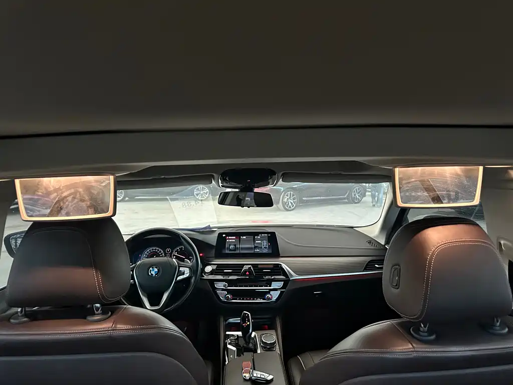 BMW 5 Series 2018 — фото 30