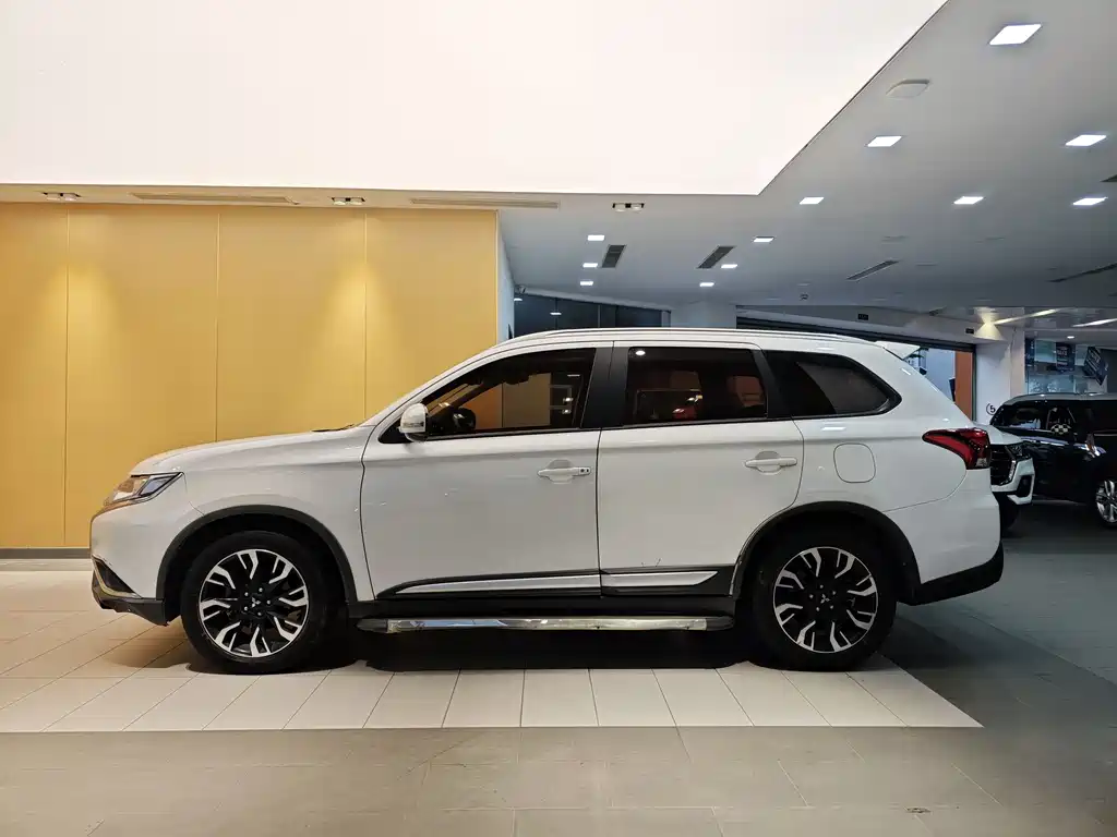 Mitsubishi Outlander 2019 — фото 7