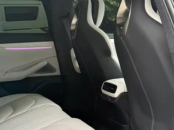Xiaomi SU7 2024