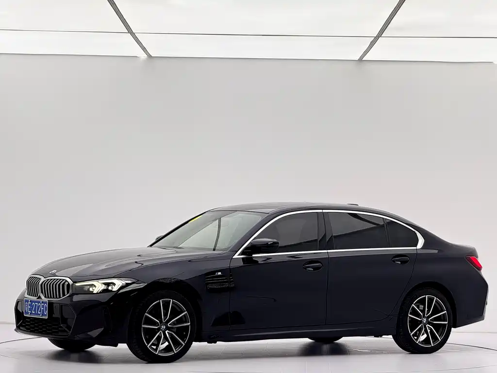 BMW 3 Series 2023 — фото 1