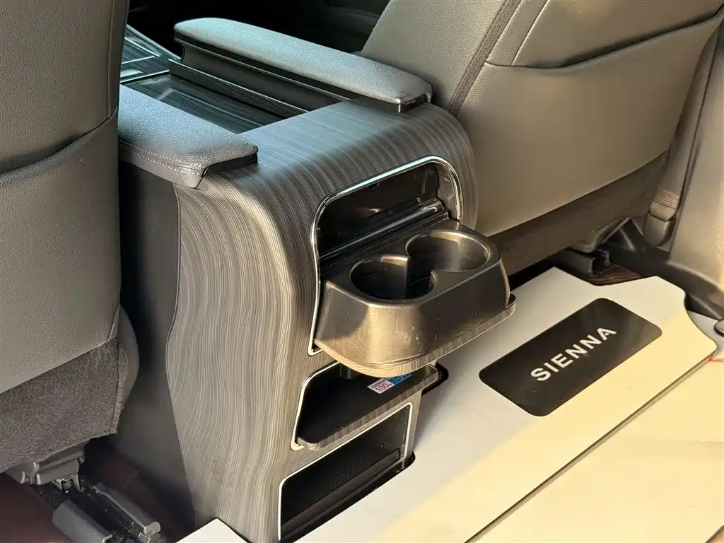 Toyota Sienna 2023 — фото 16