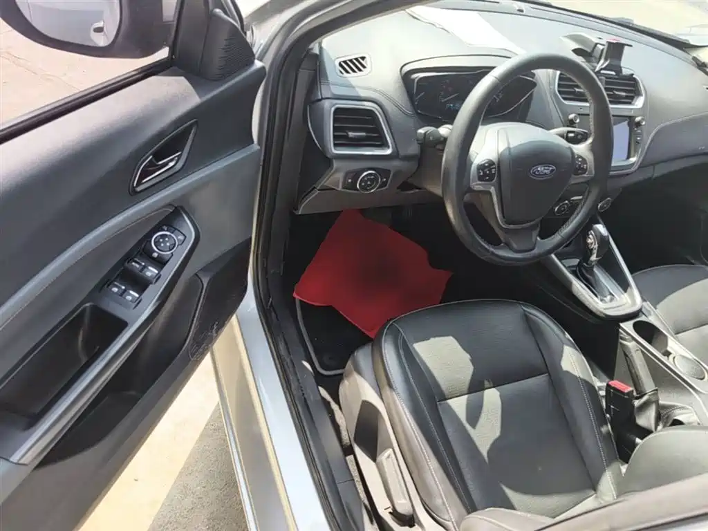 Ford Escort 2015 — фото 16