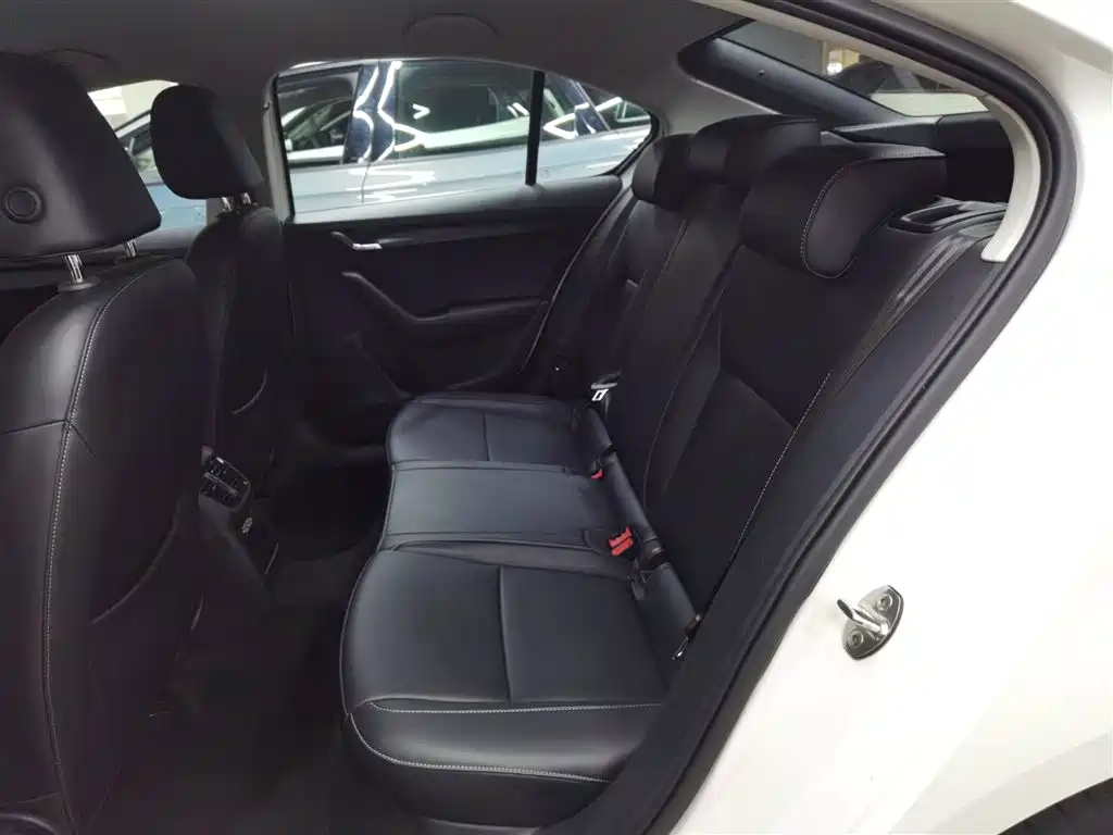 Skoda Octavia 2023 — фото 13