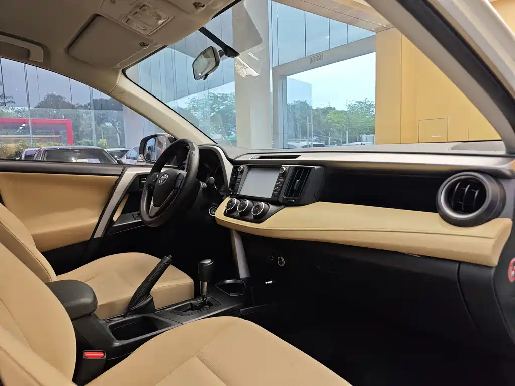 Toyota RAV4 2017 — фото 30