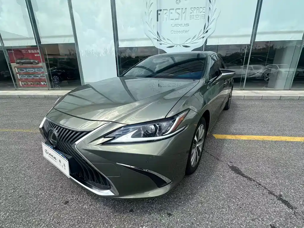 Lexus ES 2018 — фото 1