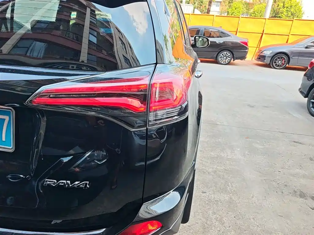 Toyota RAV4 2017 — фото 8