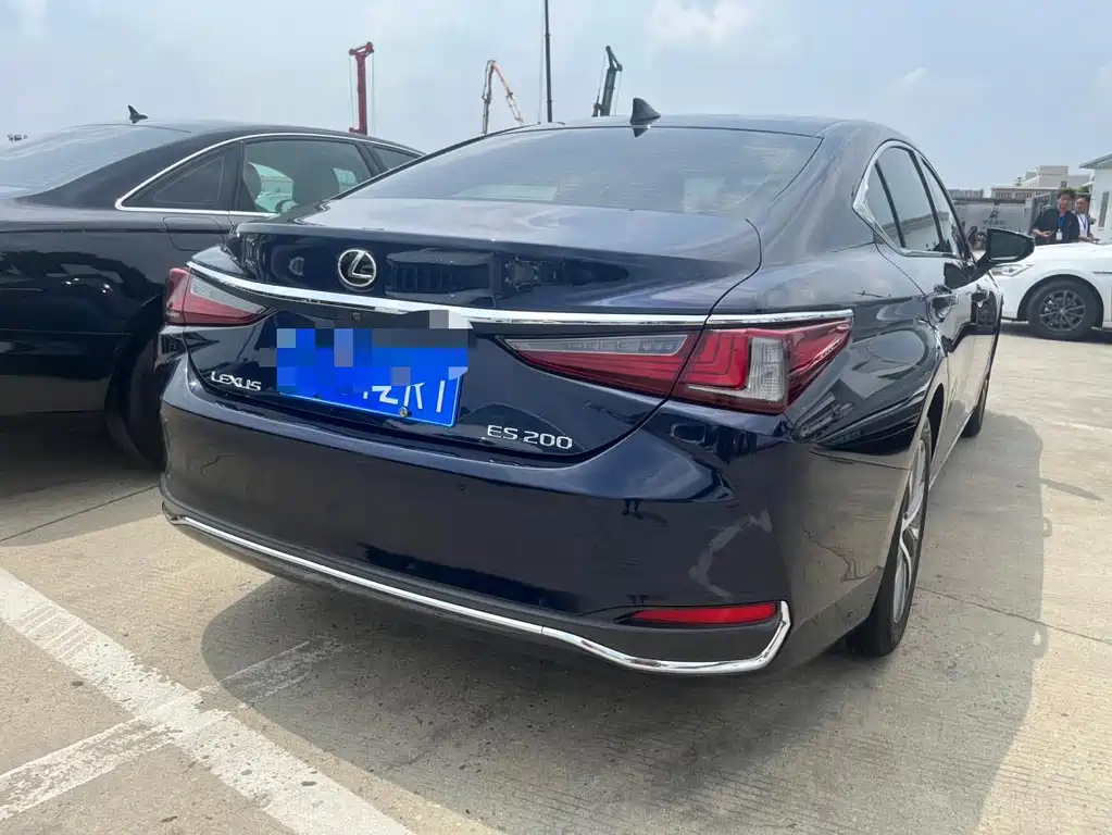 Lexus ES 2018 — фото 16