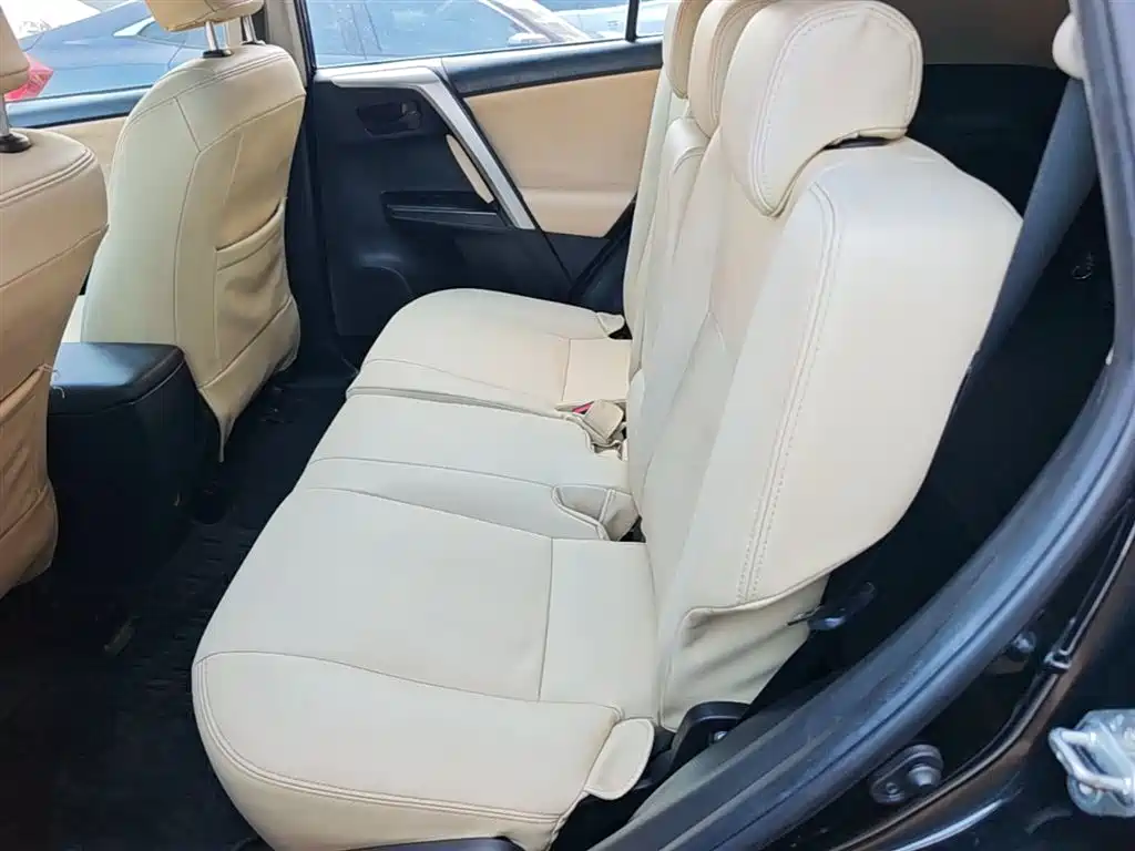 Toyota RAV4 2017 — фото 17