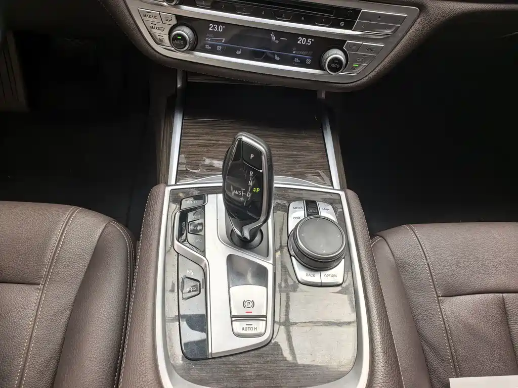 BMW 7 Series 2017 — фото 13