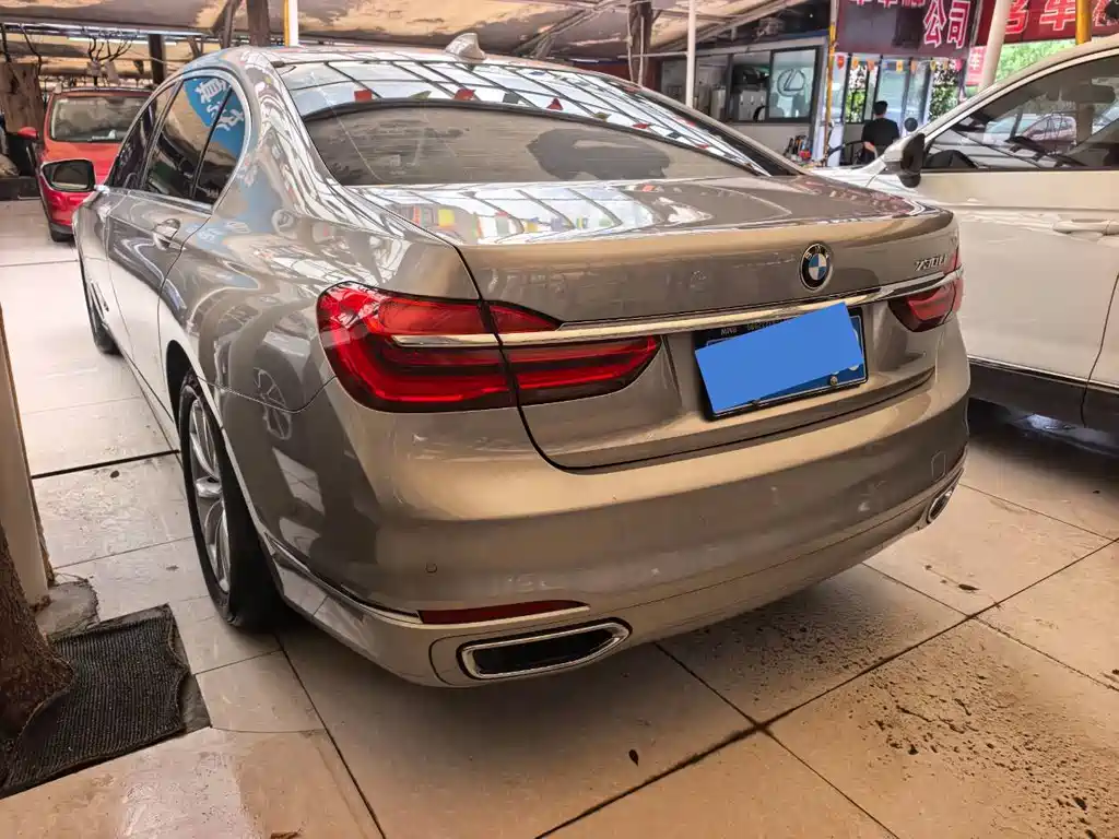 BMW 7 Series 2017 — фото 16