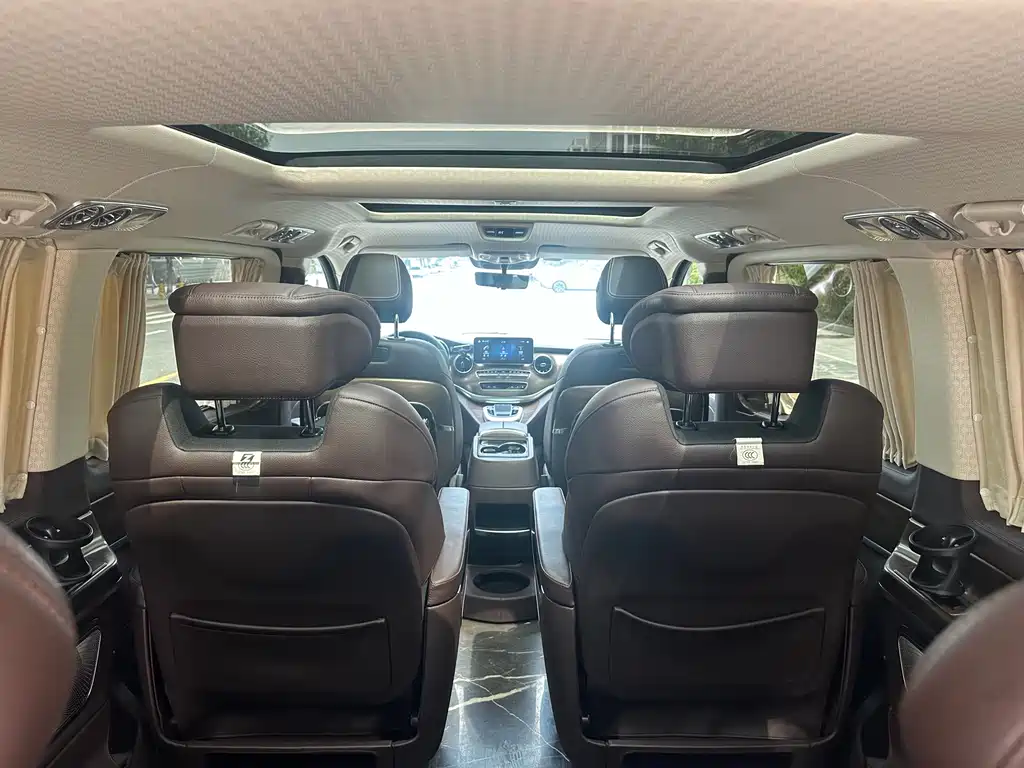 Mercedes-Benz V-Class 2023 — фото 16