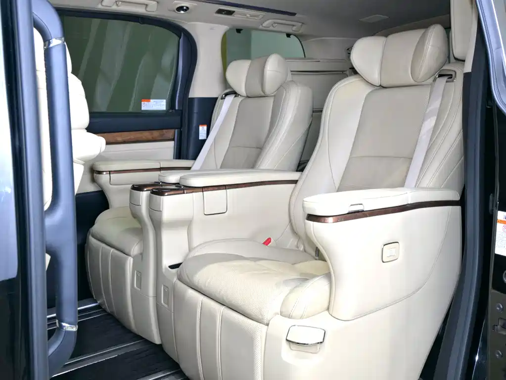 Toyota Alphard 2017 — фото 10