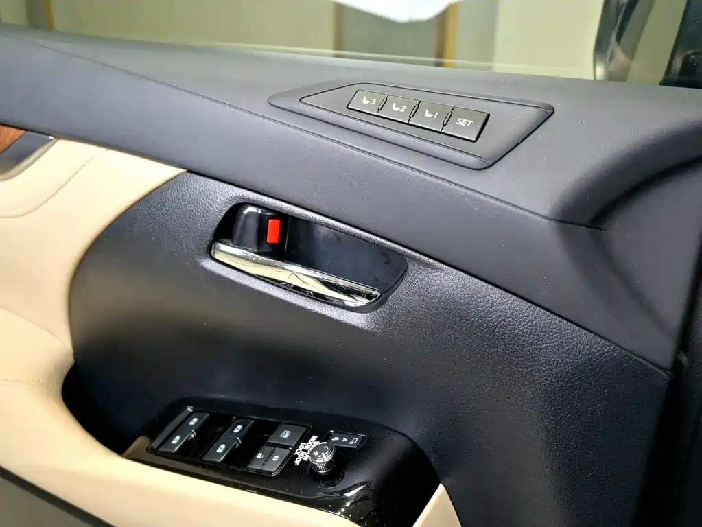 Toyota Alphard 2017 — фото 23