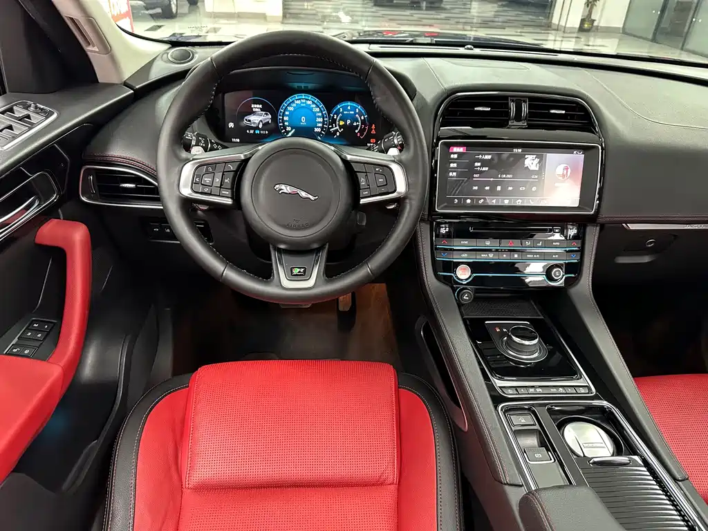 Jaguar F-PACE 2018 — фото 33