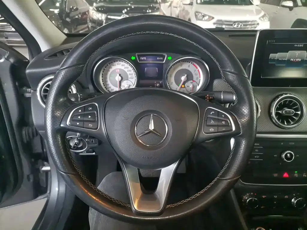 Mercedes-Benz GLA 2017 — фото 11