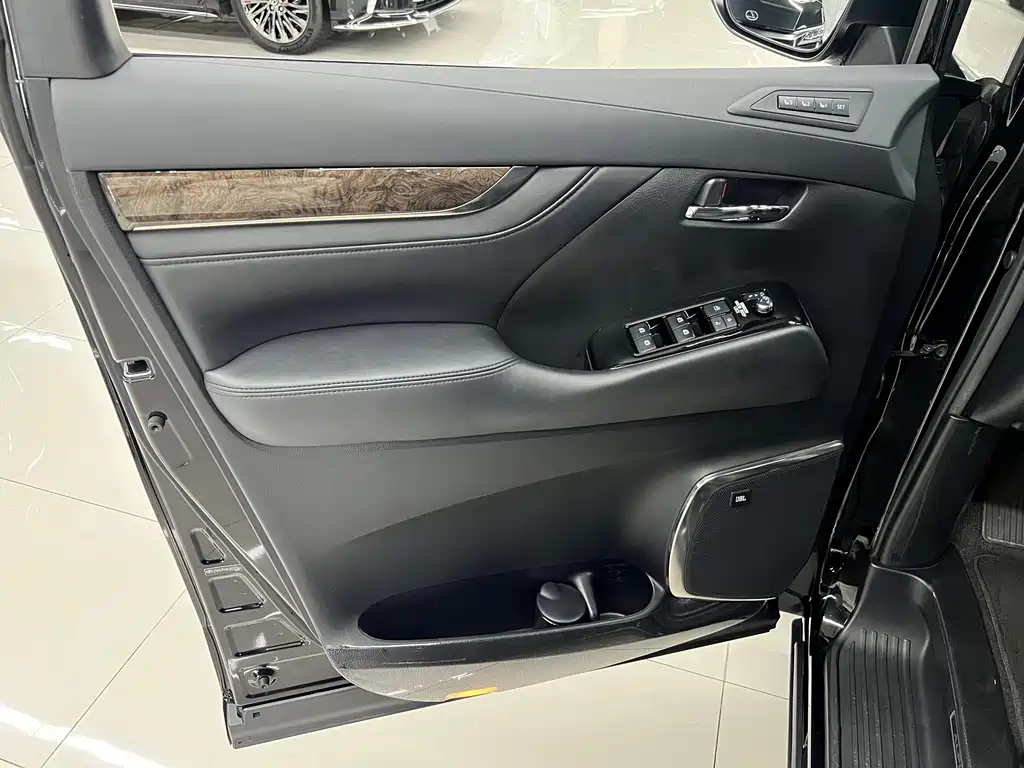 Toyota Alphard 2020 — фото 22
