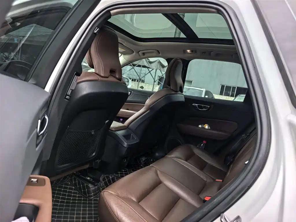 Volvo XC60 2019 — фото 10