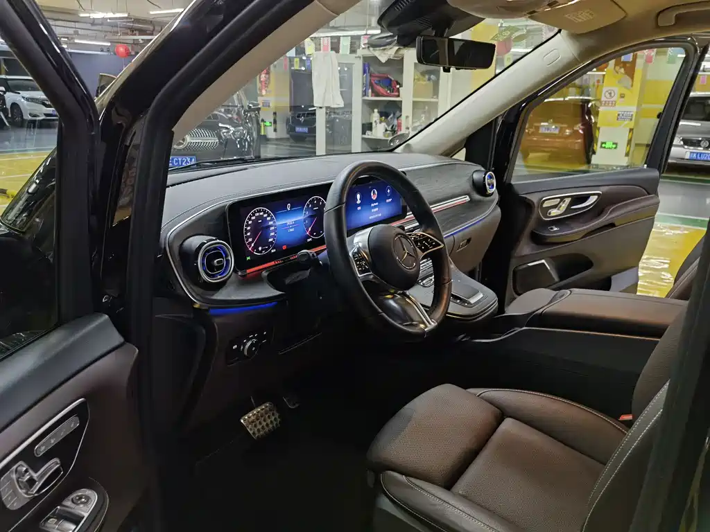 Mercedes-Benz V-Class 2025 — фото 12