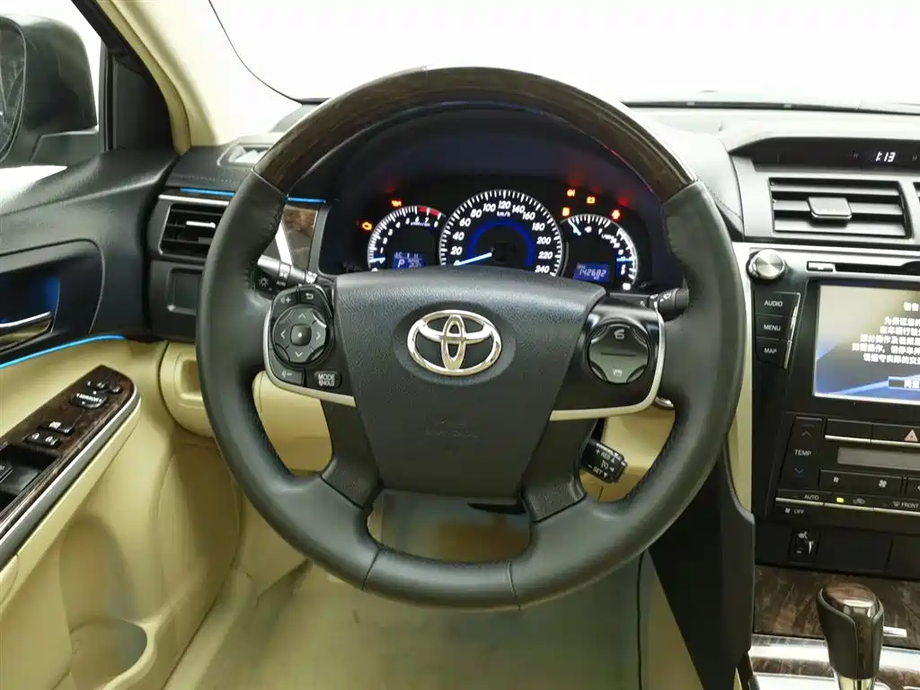 Toyota Camry 2015 — фото 11