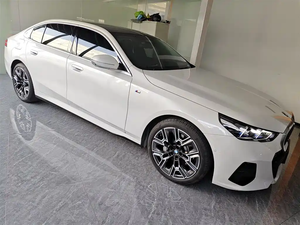 BMW 5 Series 2025 — фото 22