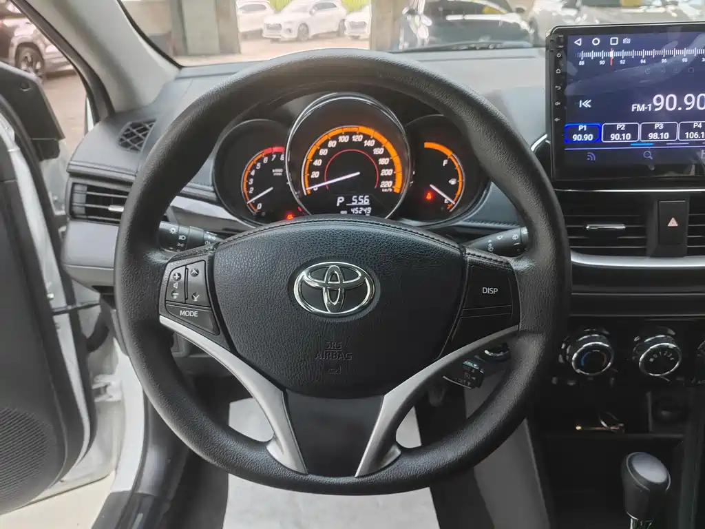 Toyota Yaris L 2022 — фото 17