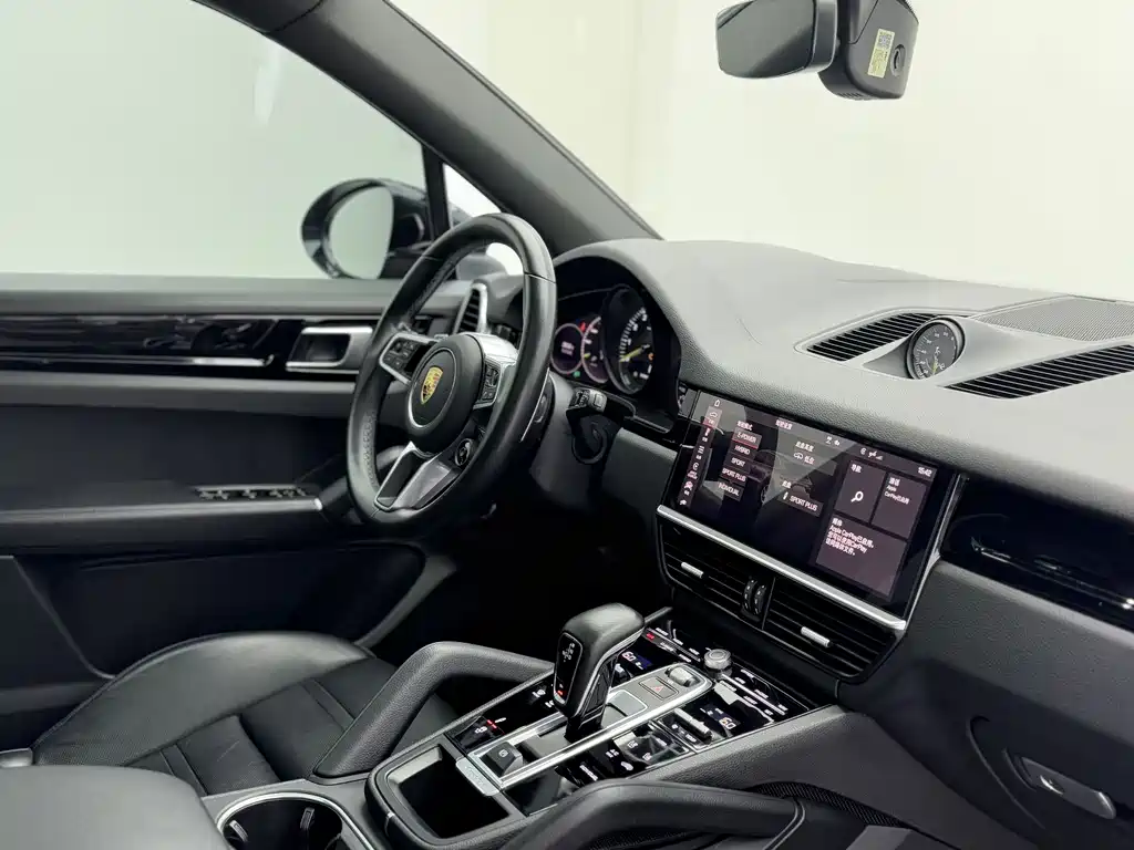 Porsche Cayenne Hybrid 2021 — фото 16