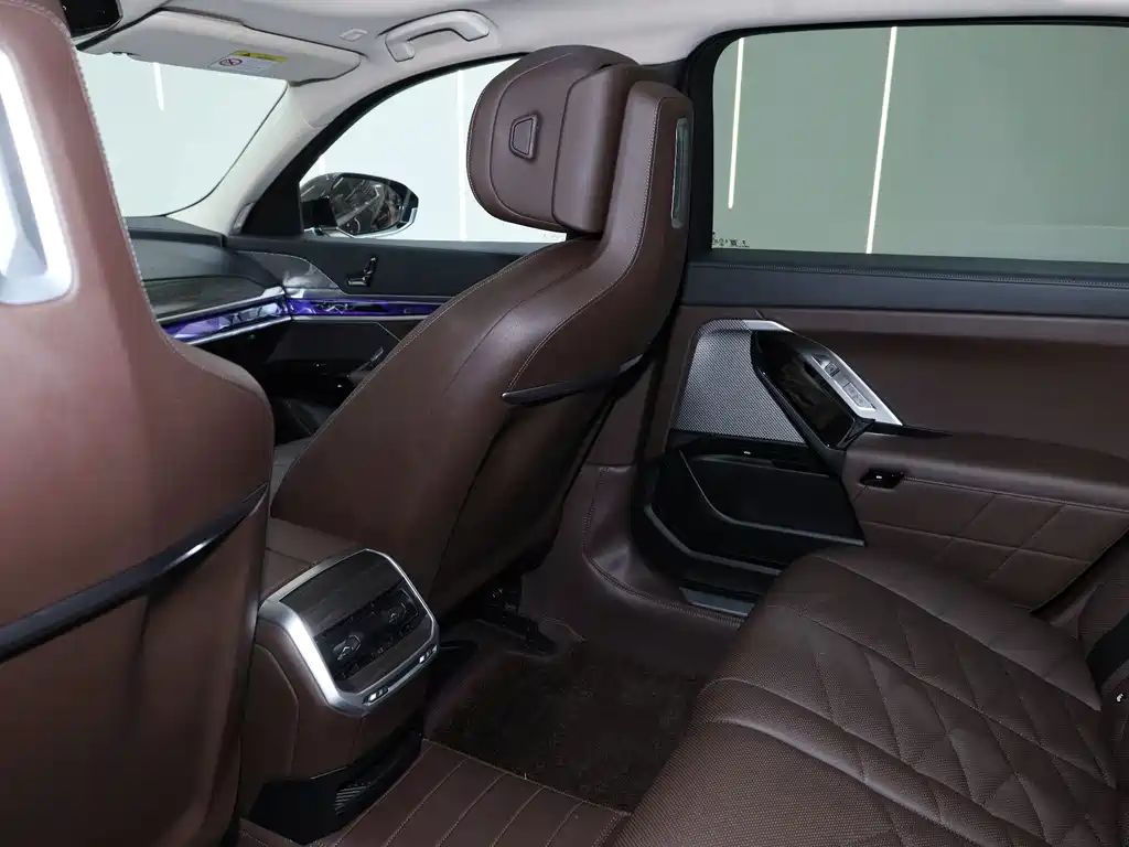BMW 7 Series 2024 — фото 12