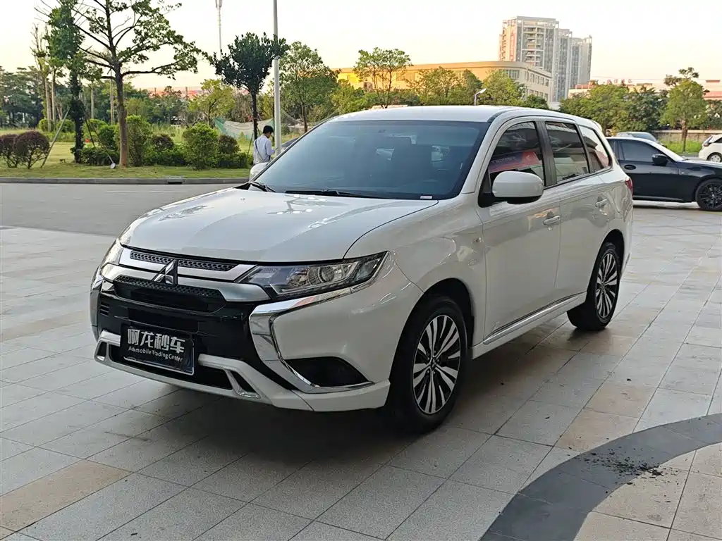 Mitsubishi Outlander 2021 — фото 1
