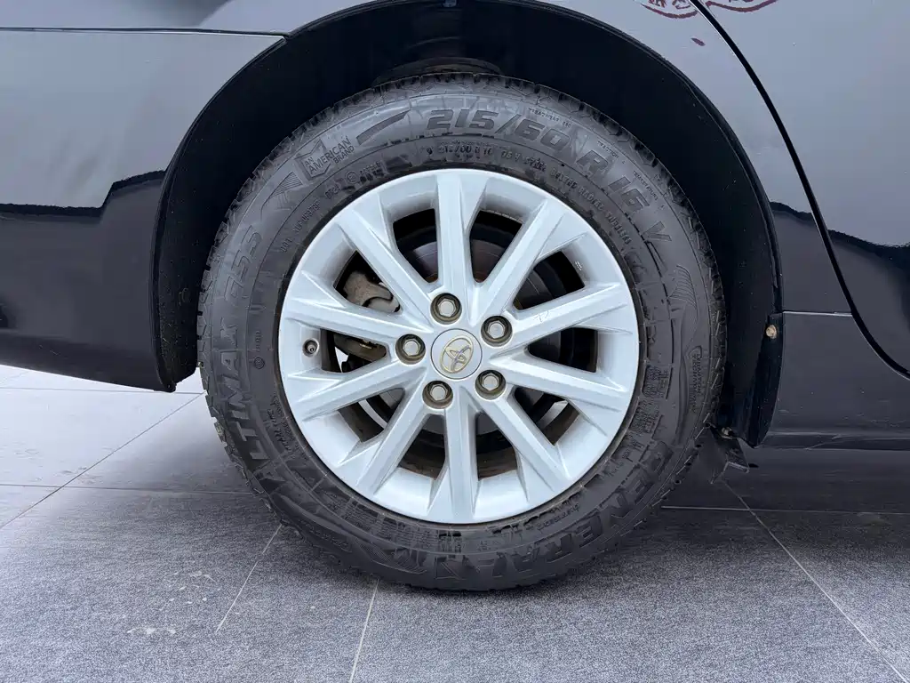 Toyota Camry 2015 — фото 20
