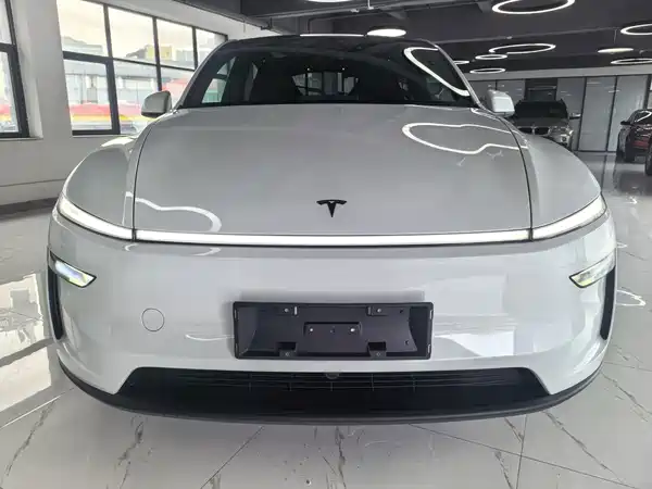 Tesla Model Y L 2026