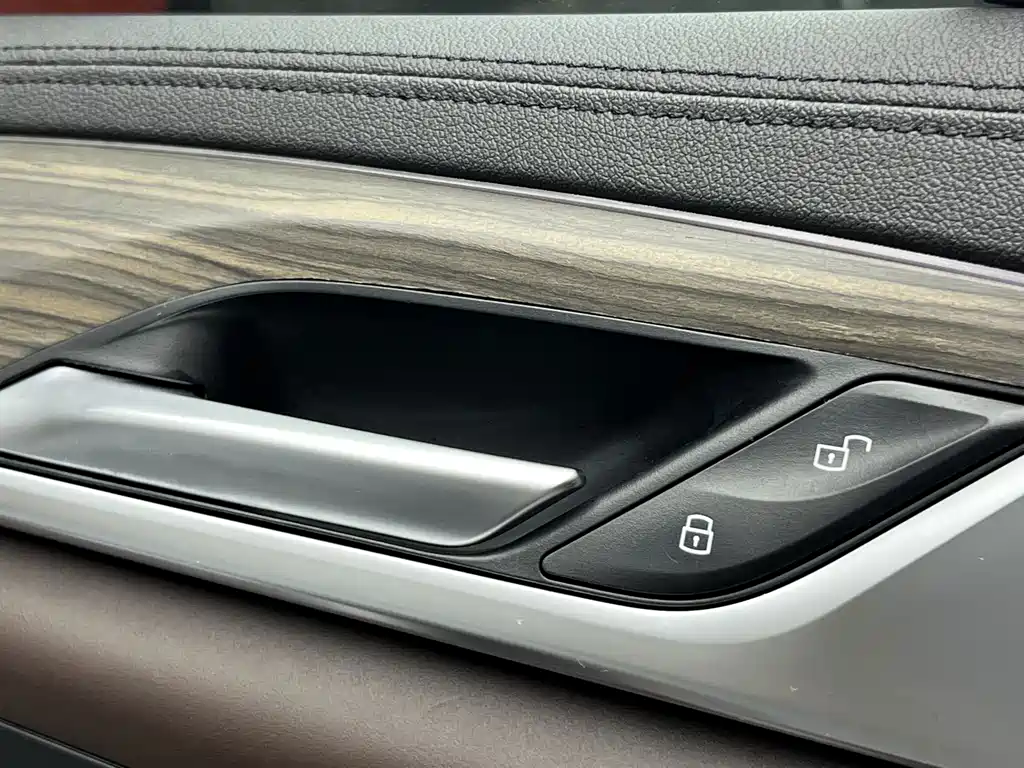 BMW 5 Series 2018 — фото 14