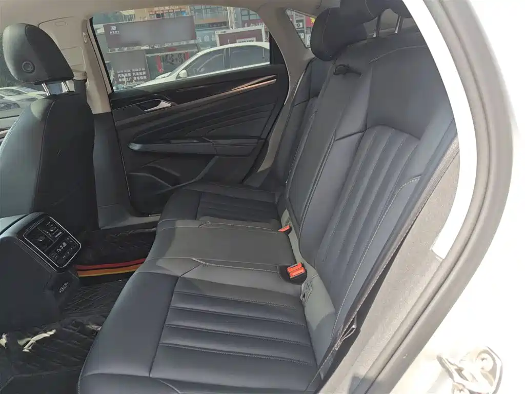 Volkswagen Passat New Energy 2020 — фото 13