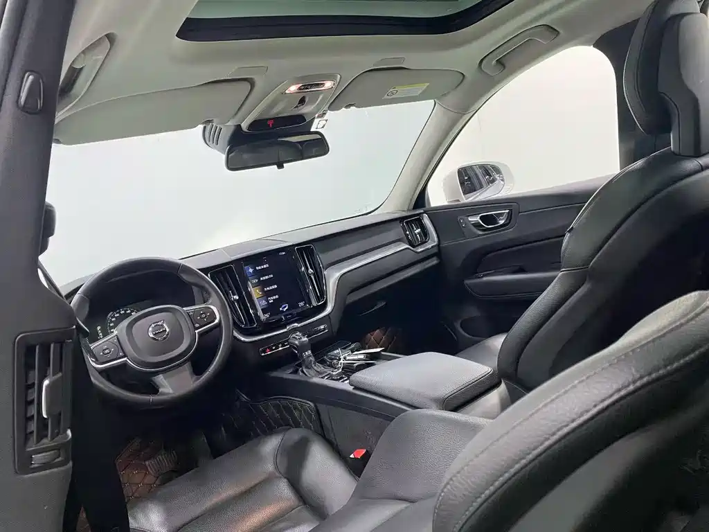 Volvo XC60 2018 — фото 6