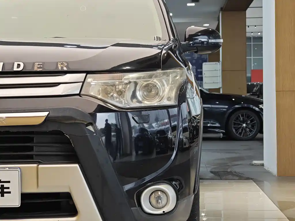 Mitsubishi Outlander 2014 — фото 2